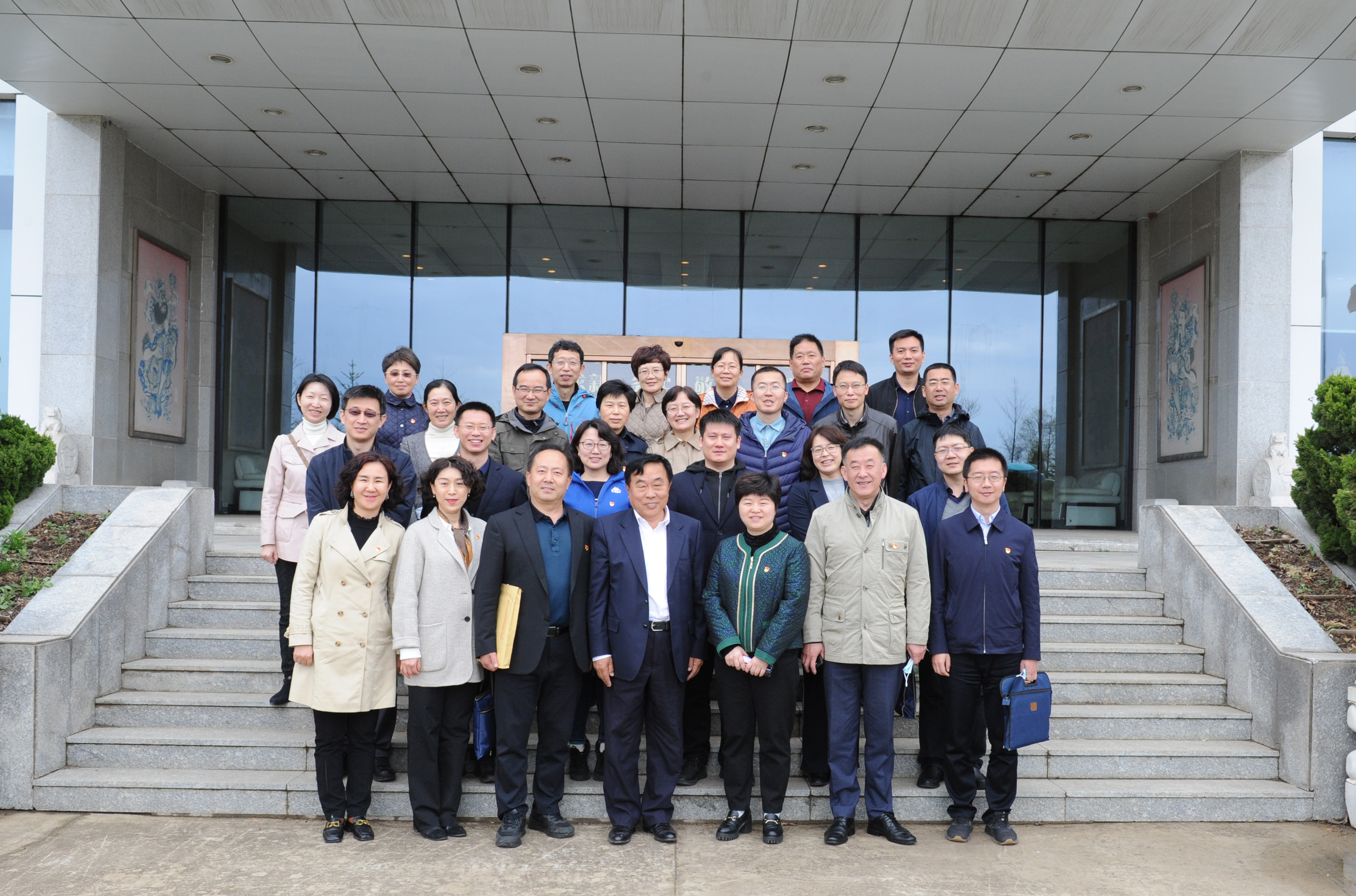 大连银保监局党委中心组成员一行到韩伟集团参观调研