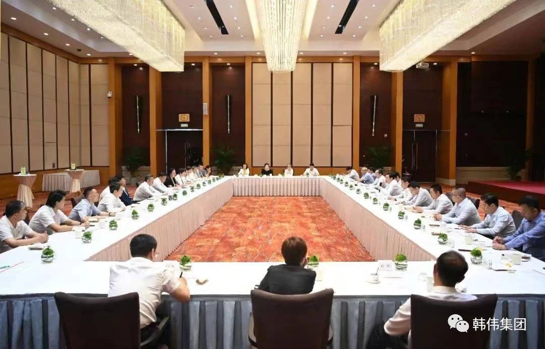 韩伟集团总经理韩建初参加辽宁省民营企业家代表早餐会，与省领导进早餐，谋发展