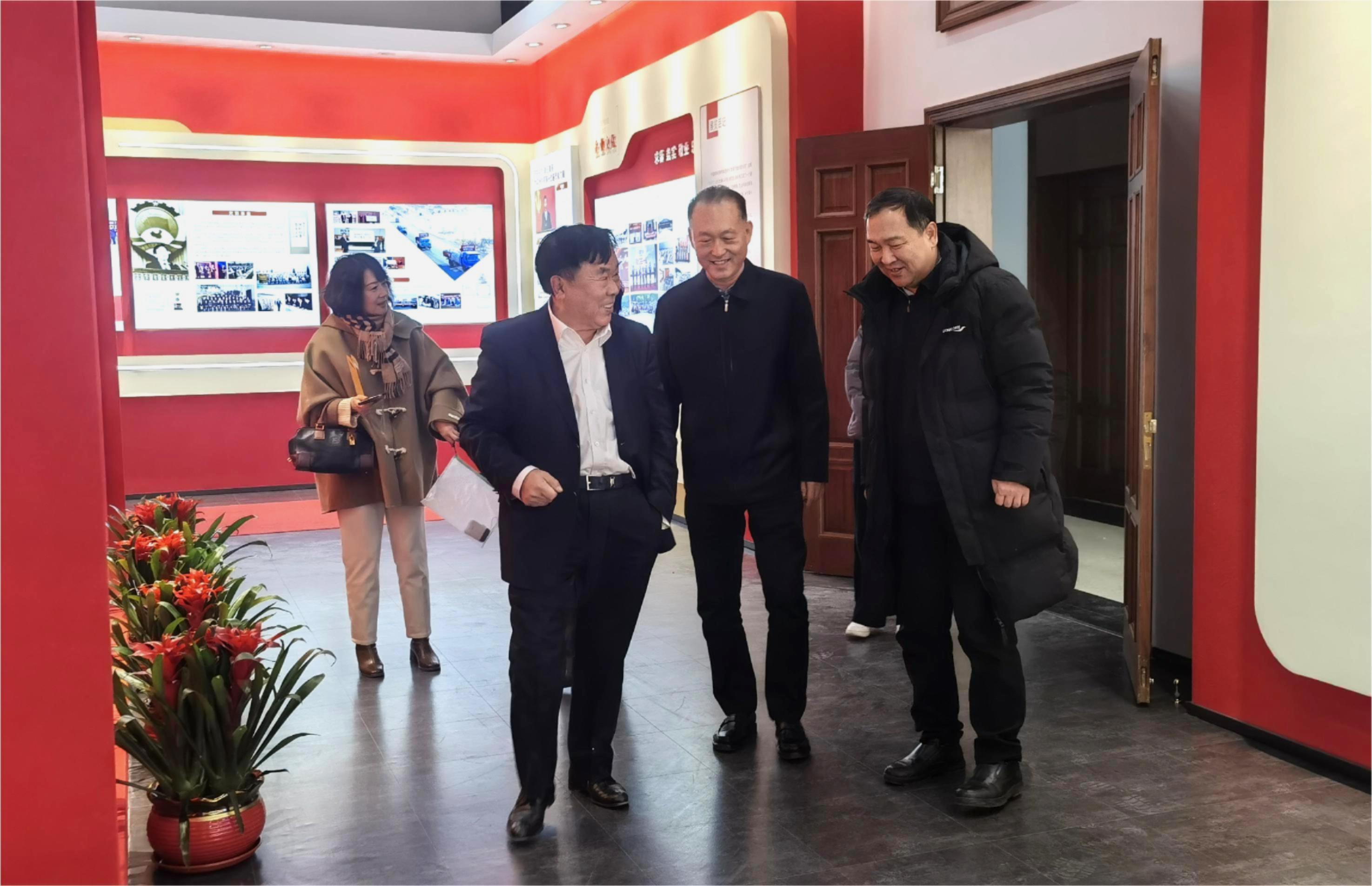 市政协副主席陈国贵走访韩伟集团并转交副省长郭彩云新春慰问信